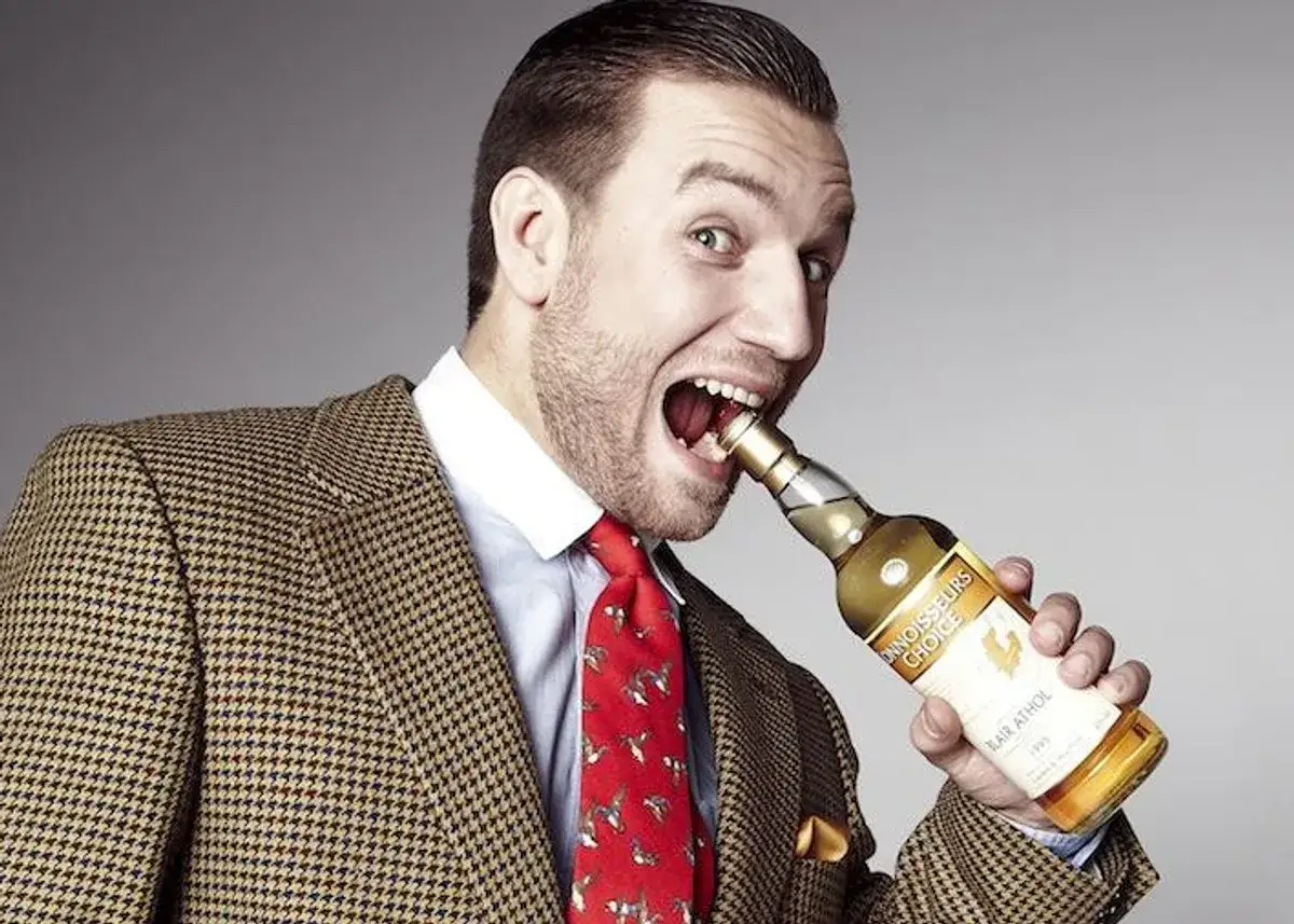 Zdjęcie Facet cieszy się z whisky jak dziecko – radość z każdej kropli