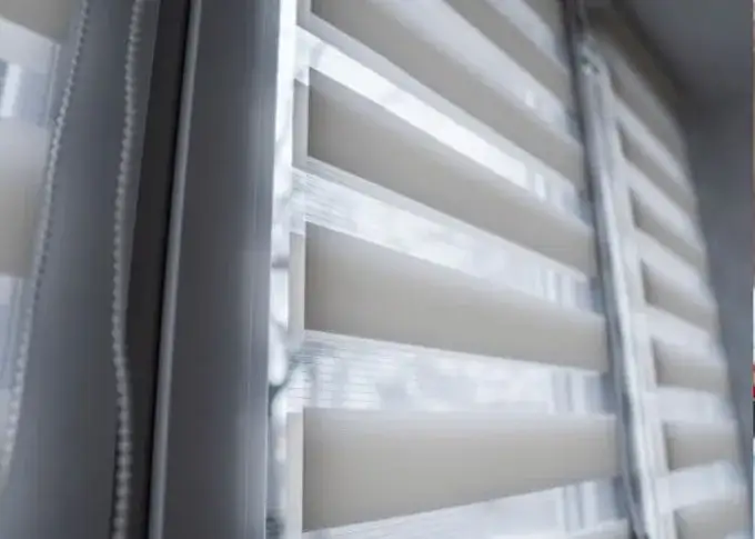 Zdjęcie Skuteczne sposoby na zasłonięcie okna dachowego przed słońcem