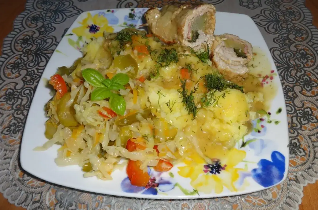 Zdjęcie Jaką surówkę do zrazów wieprzowych wybrać, by zachwycić gości?