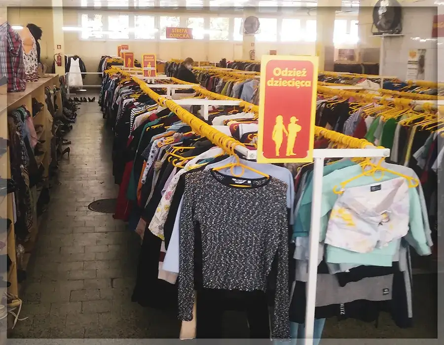 Zdjęcie Ciuchy Kraków: Unikalne Sklepy z Odzieżą Używaną i Niskie Ceny