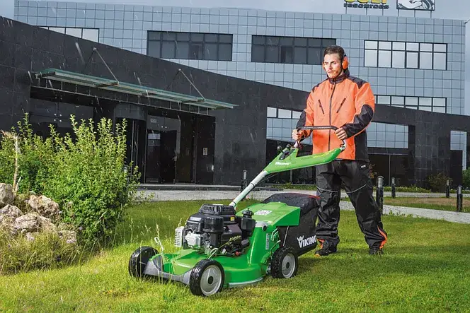 Zdjęcie Na którą stronę przechylać kosiarkę, aby uniknąć uszkodzeń?