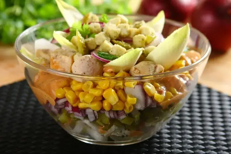 Zdjęcie Jakie ogórki do sałatki gyros? Odkryj idealne smaki i tekstury