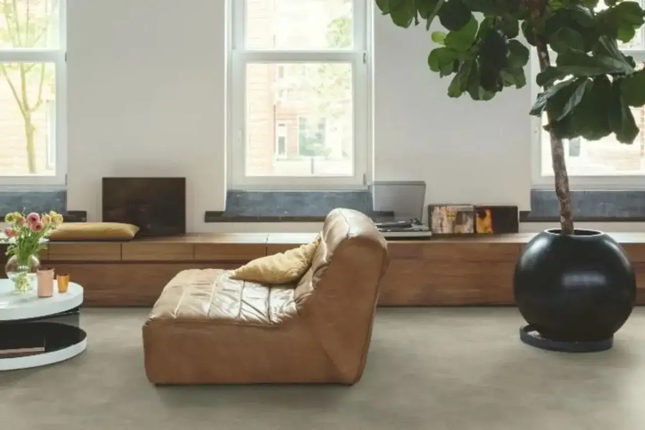 Zdjęcie Jak zmienić kolor paneli podłogowych i odświeżyć wnętrze bez kosztów