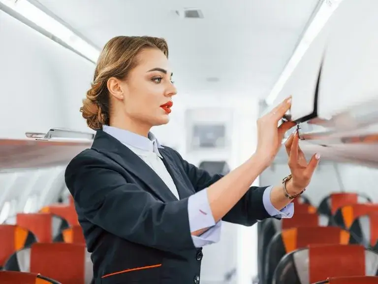 Zdjęcie Ile zarabia steward w LOT? Sprawdź pensje i możliwości rozwoju