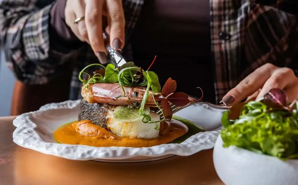 Zdjęcie Gdzie zjeść w Mikołajkach? Odkryj najlepsze restauracje i smaki