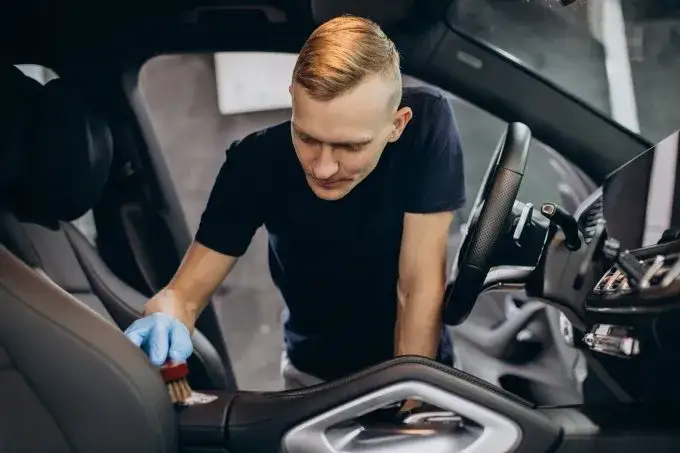 Zdjęcie Jak wybrać najlepszą chemię do prania tapicerki samochodowej bez ryzyka uszkodzeń?