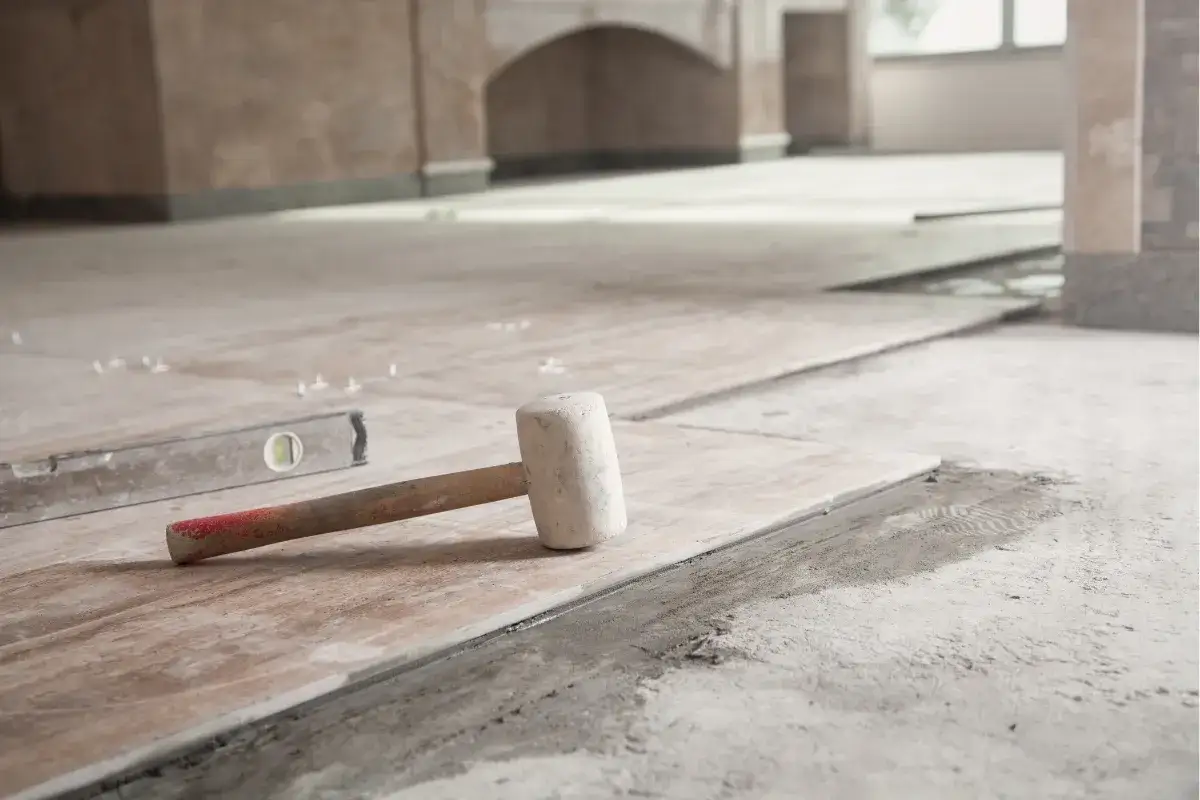 Zdjęcie Po jakim czasie można chodzić po wylewce, aby uniknąć uszkodzeń?