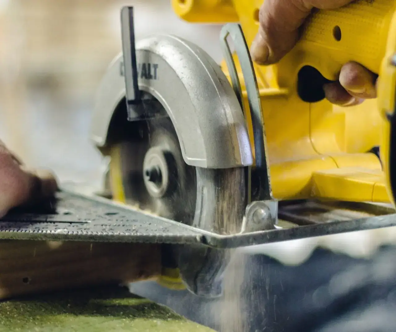 Zdjęcie Czy warto kupić pilarkę akumulatorową? Odkryj jej zalety i wady