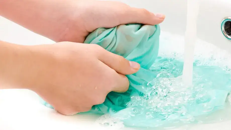 Zdjęcie Jak usunąć plamy z wybielacza - skuteczne metody na trudne plamy