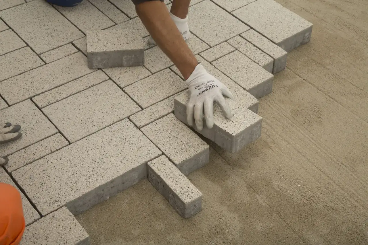 Zdjęcie Jak kłaść kostkę brukową - uniknij najczęstszych błędów i zyskaj trwałość