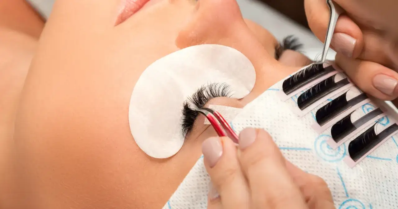 Zdjęcie Czy klej do rzęs jest szkodliwy? Odkryj niebezpieczeństwa dla zdrowia