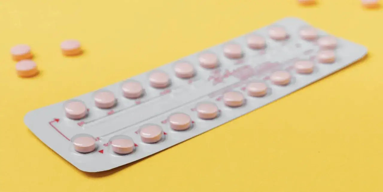 Zdjęcie Czy podczas brania tabletek antykoncepcyjnych jest owulacja? Fakty i mity