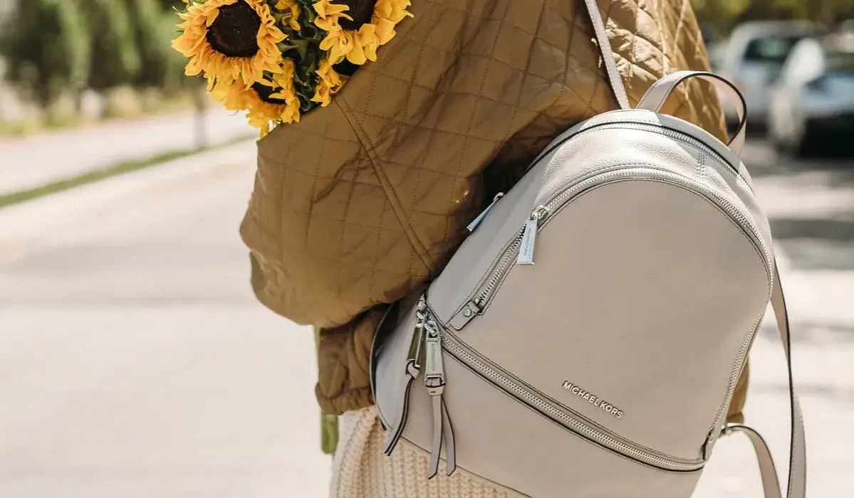 Zdjęcie Stylizacje z plecakiem Michael Kors, kt&oacute;re zachwycą każdą okazję