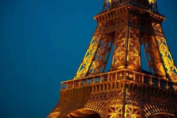 Zdjęcie Kiedy jechać do Paryża, aby uniknąć tłumów i cieszyć się pogodą