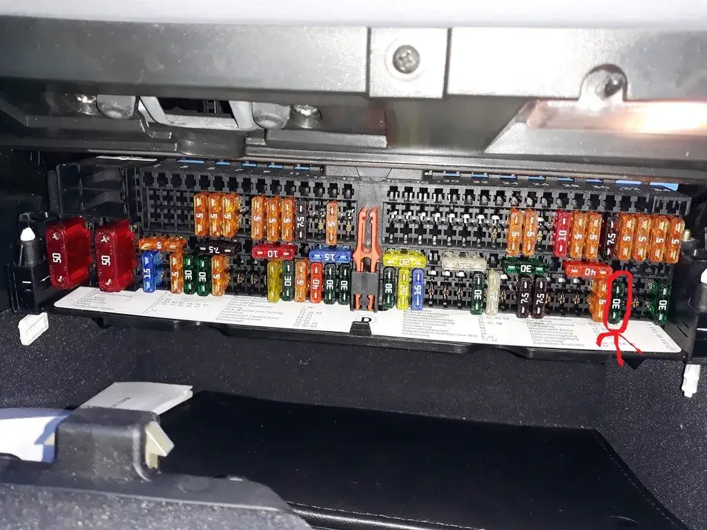 Zdjęcie Bezpieczniki BMW E46: lokalizacja, wymiana i diagnoza problemów z elektryką