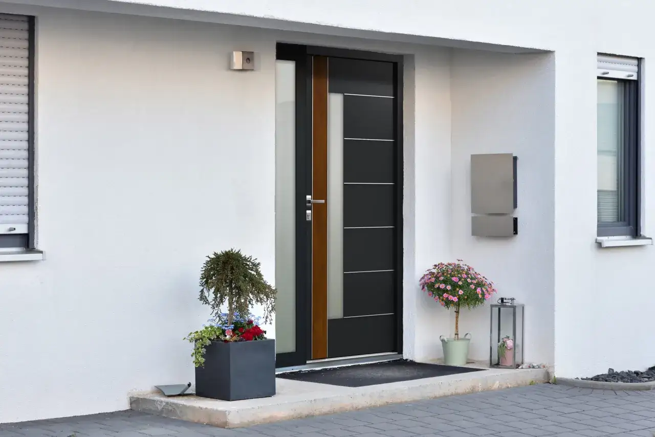 Zdjęcie Jak montować drzwi zewnętrzne – uniknij najczęstszych błędów montażu