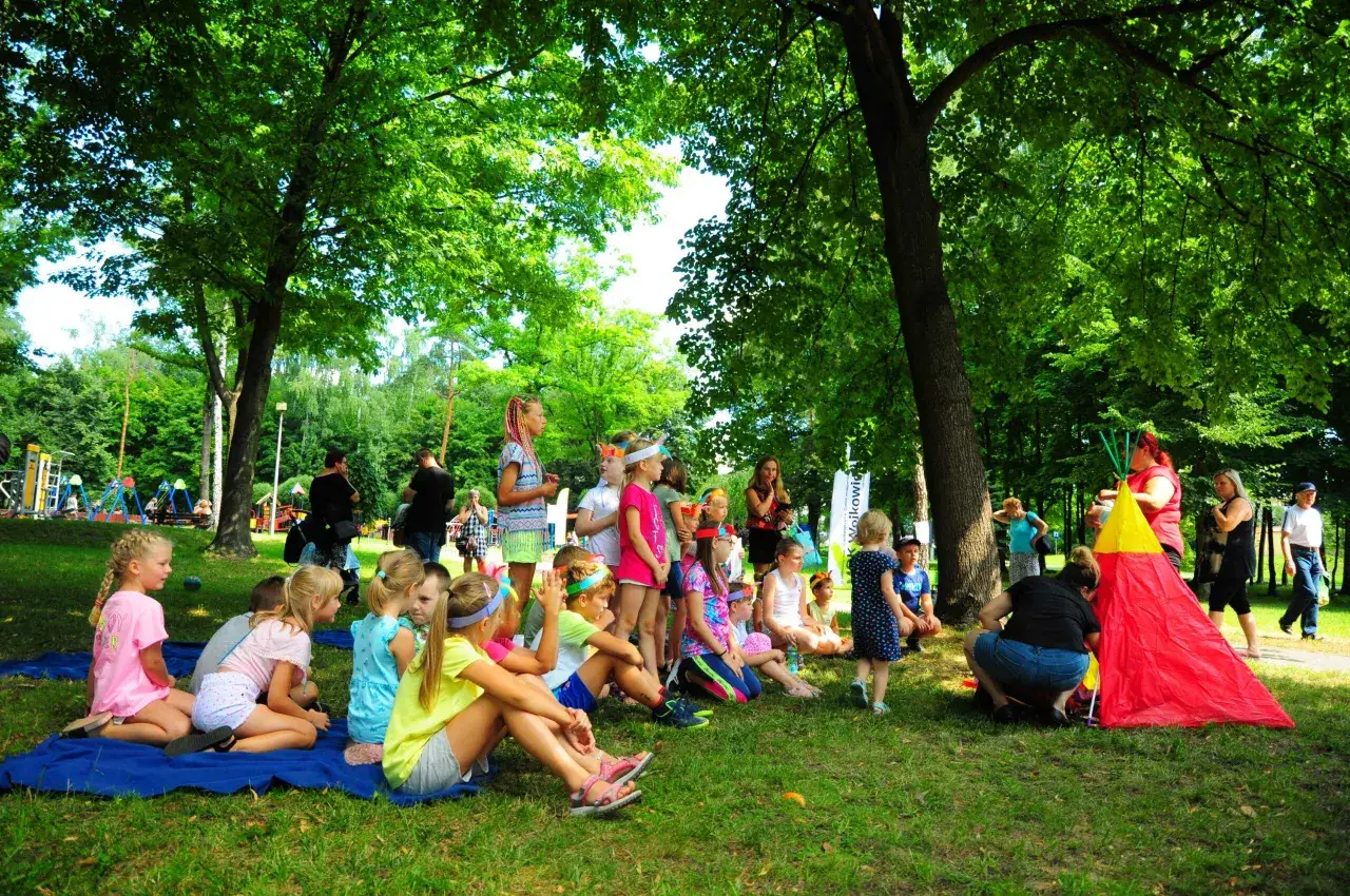 Zdjęcie Najlepsze zabawy plenerowe dla dzieci i rodziców – aktywne spędzanie czasu na świeżym powietrzu