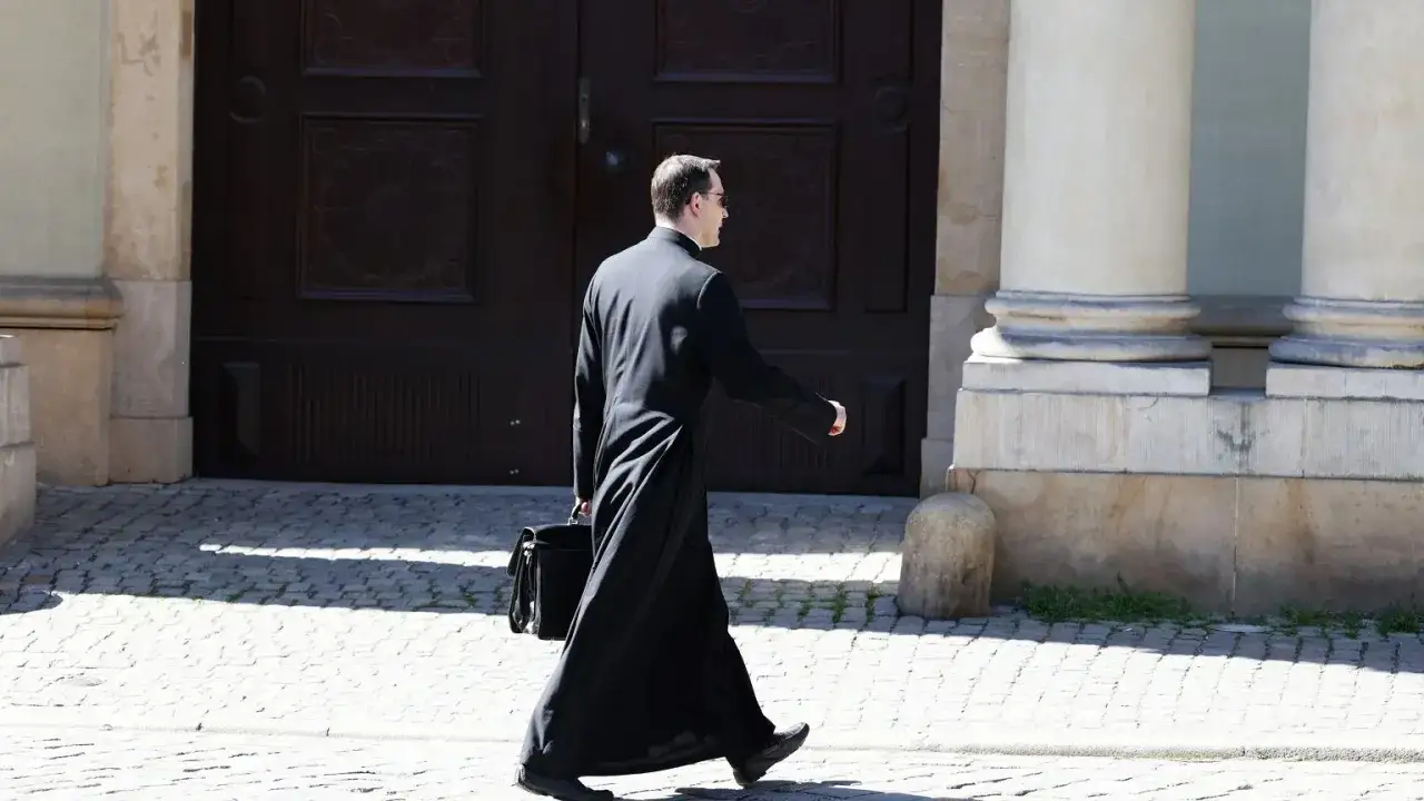 Zdjęcie Miłość do księdza czy to grzech? Moralne dylematy i uczucia