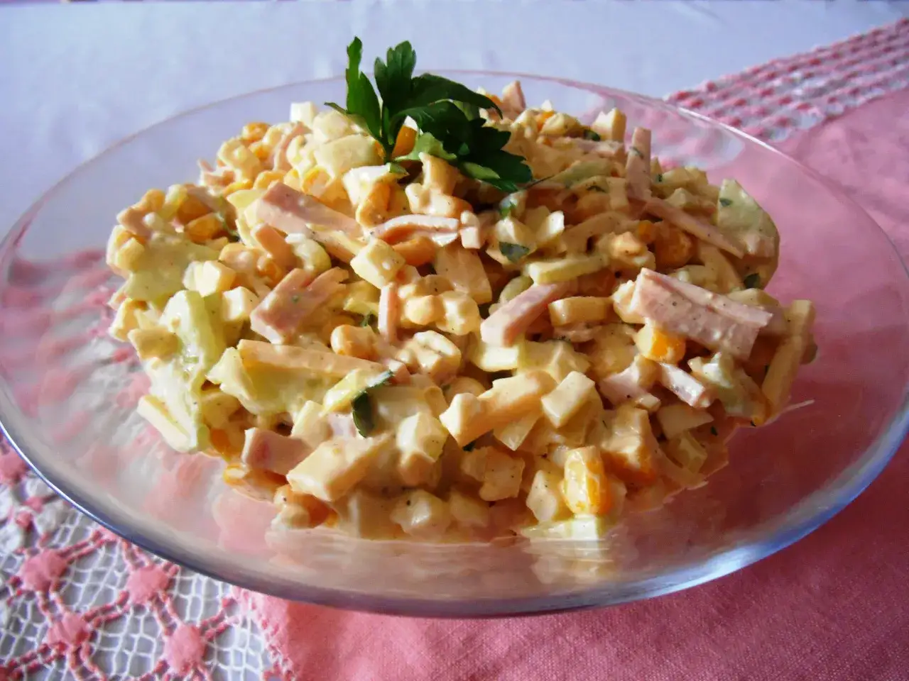 Zdjęcie Jaka szynka do sałatki? Idealne połączenia i wybór dla smakoszy