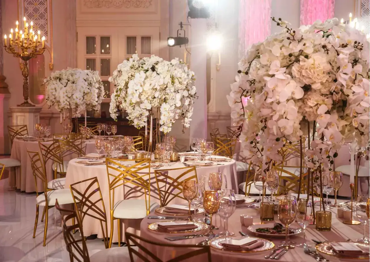 Zdjęcie W czym na wesele w lipcu? Praktyczne pomysły na stylizacje i dekoracje