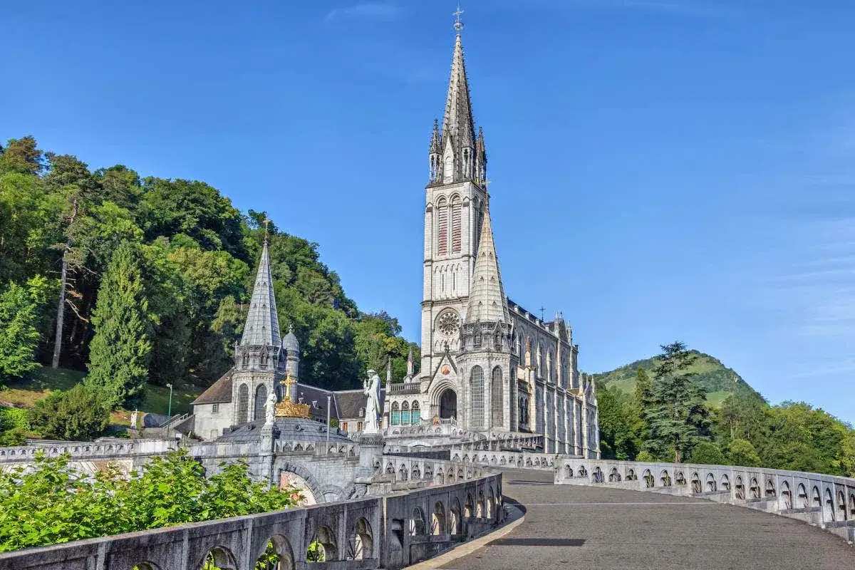 Zdjęcie Lourdes: Miejsce cudów i pielgrzymek, które zmienia życie