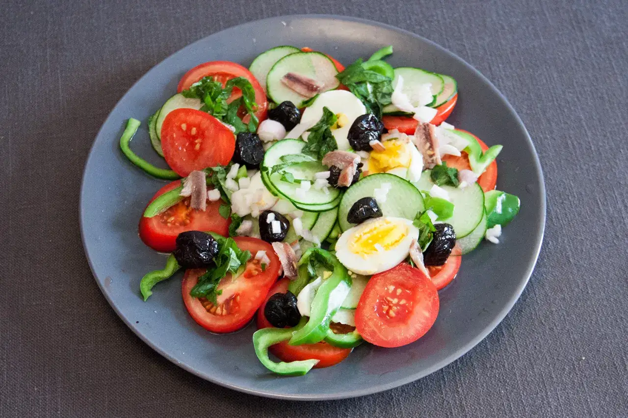 Zdjęcie Salade Ni&ccedil;oise : la vraie recette traditionnelle (sans erreur !)