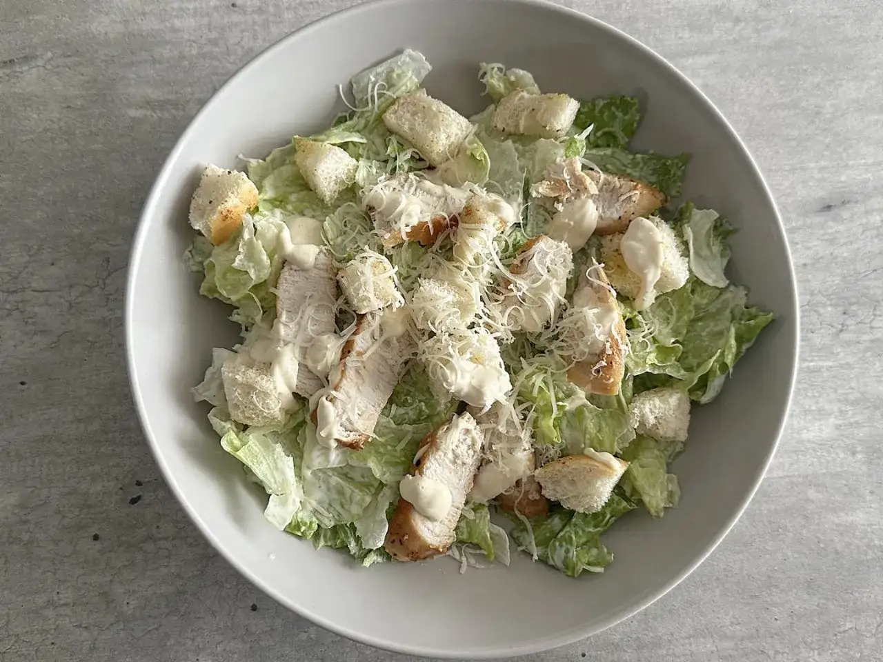 Zdjęcie Jak zrobić sałatkę Cezar, która zaskoczy Twoich gości smakiem