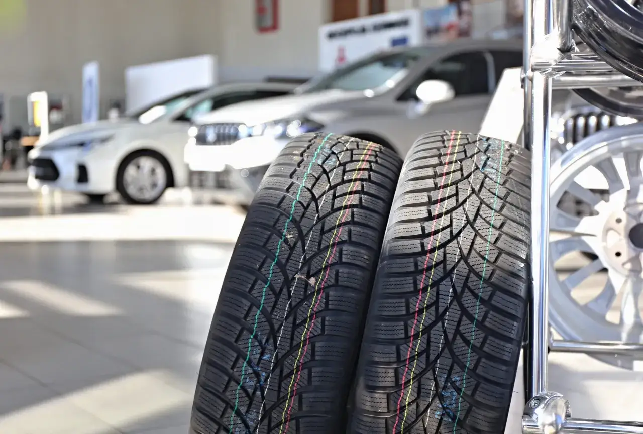 Zdjęcie Czy nowe opony muszą się ułożyć? Oto, co musisz wiedzieć, aby jeździć bezpiecznie