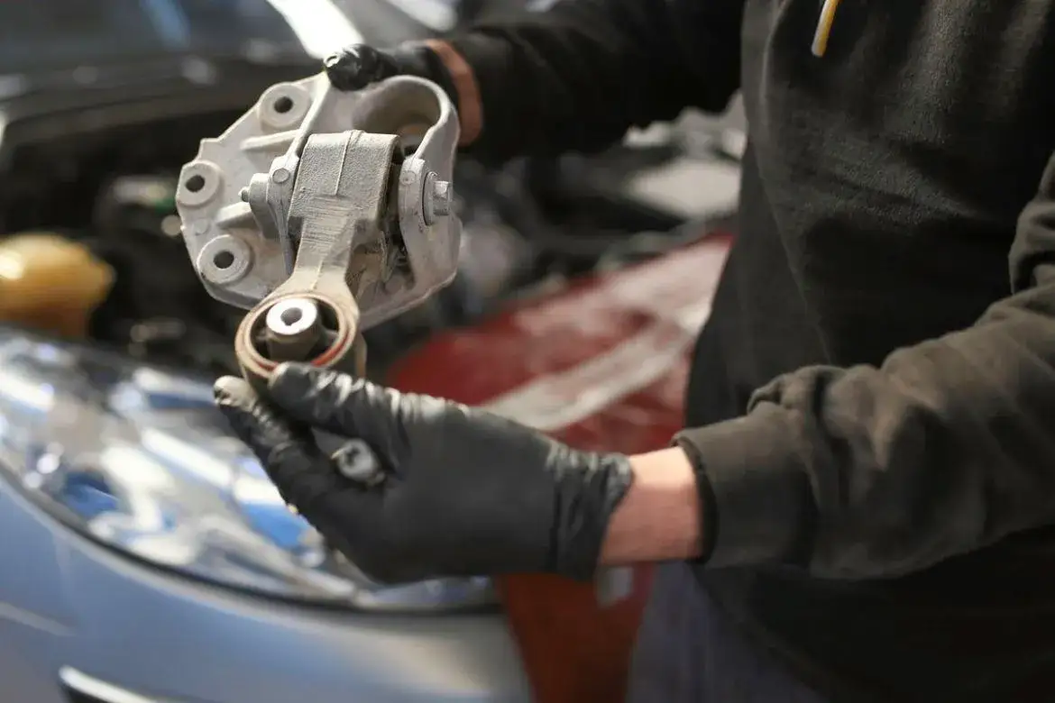 Zdjęcie Objawy zużytej poduszki silnika, które mogą zrujnować Twój samochód