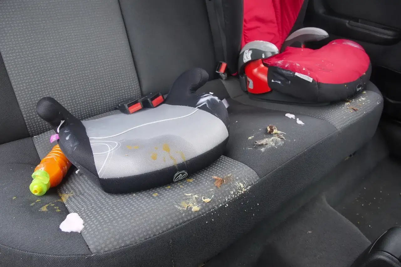 Zdjęcie Czym prać tapicerkę samochodową, aby uniknąć zniszczeń i plam?