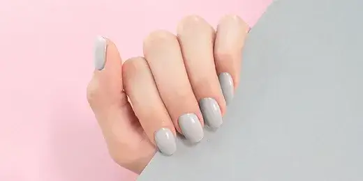 Zdjęcie Manicure tytanowy co to? Odkryj jego zalety i wady dla paznokci