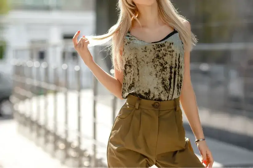 Zdjęcie Stylowe spodnie khaki: jak błyskawicznie podnieść poziom swojej elegancji