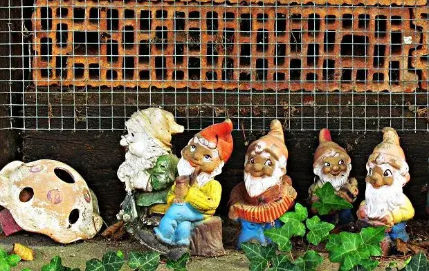 Zdjęcie Czym pomalować krasnale ogrodowe, aby przetrwały każdą pogodę?