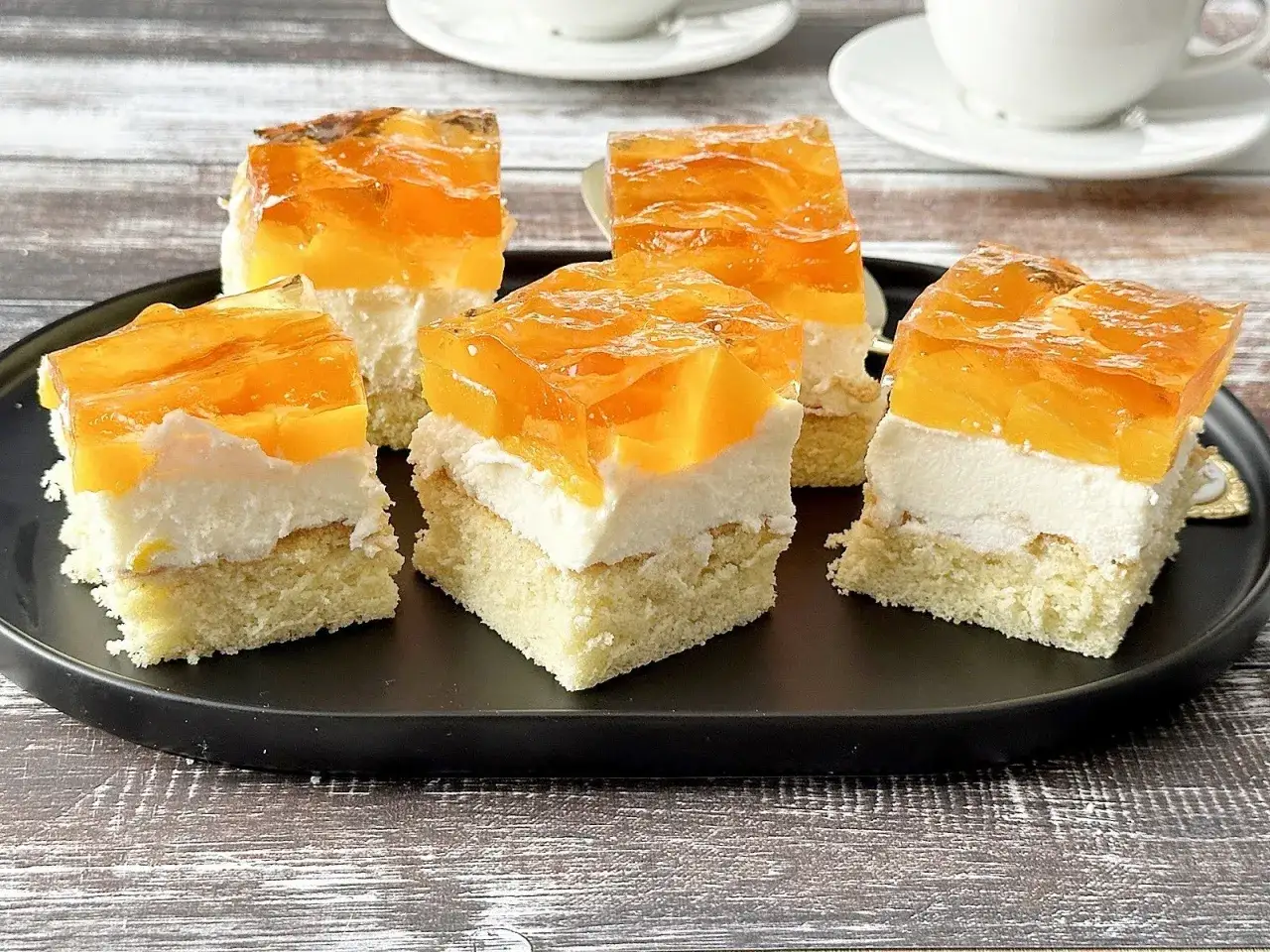 Zdjęcie Jak zrobić biszkopt z galaretką - prosty przepis na pyszny deser