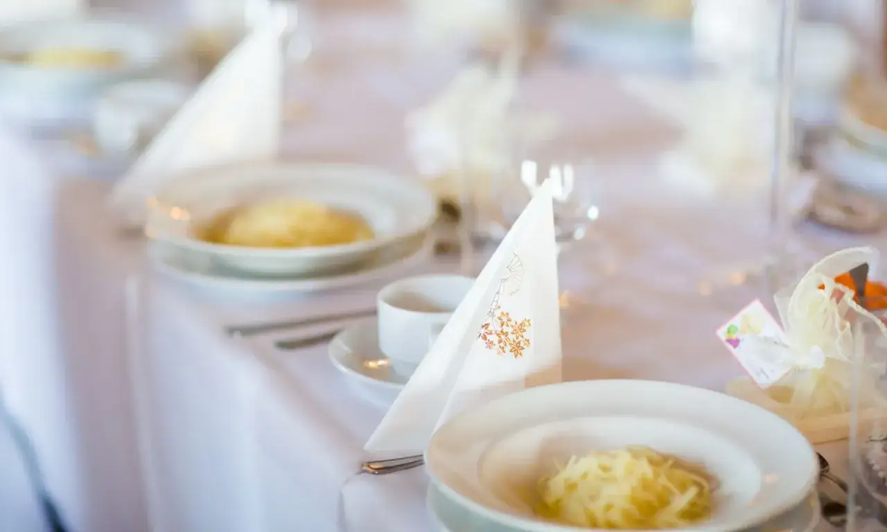 Zdjęcie Ile kosztuje komunia na 20 osób? Przełamuj wysokie koszty!