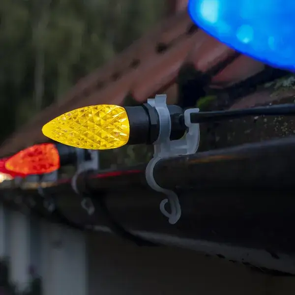 Zdjęcie Jak bezpiecznie i skutecznie zawiesić lampki na rynnie – praktyczne porady