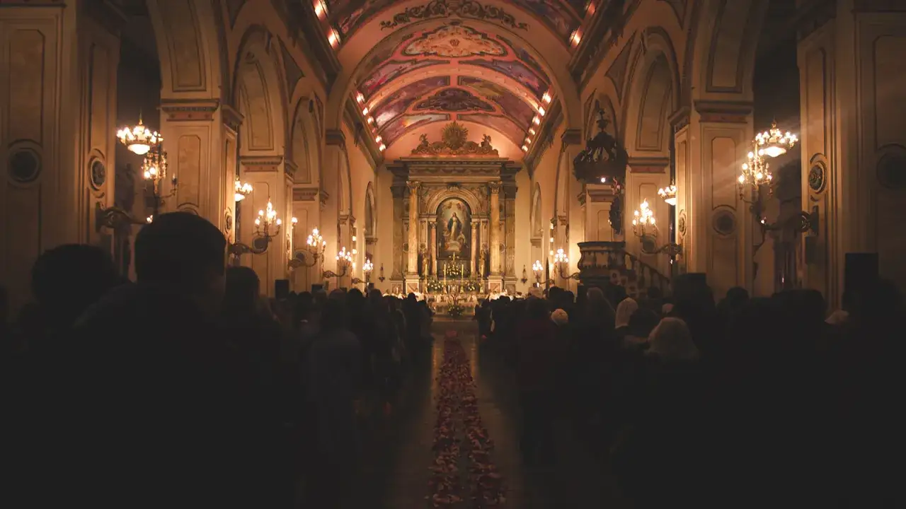 Zdjęcie O której jest różaniec w kościele – sprawdź godziny i nie przegap modlitwy