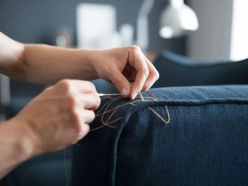 Zdjęcie Jak usunąć zaciągnięcia na kanapie: skuteczne metody dla każdego materiału
