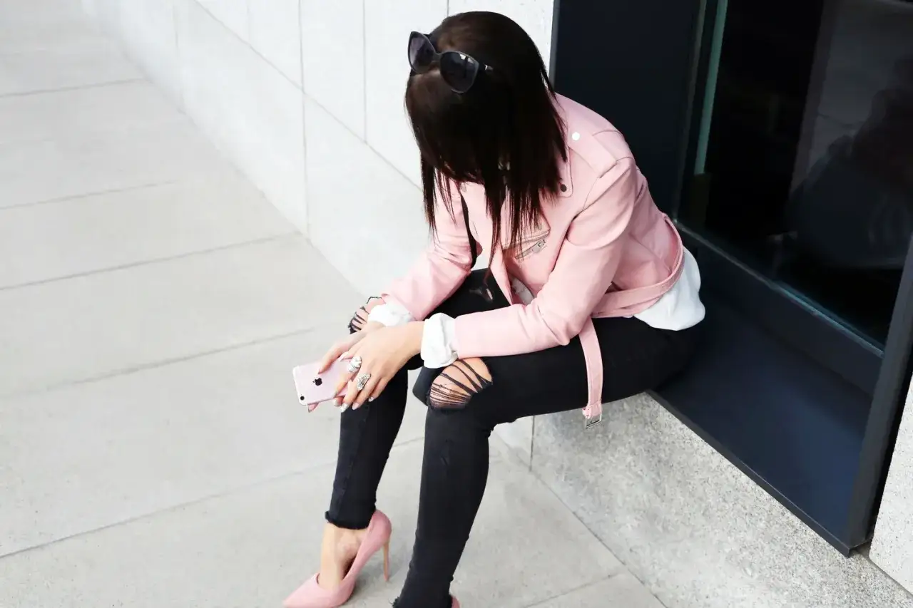 Zdjęcie Różowa ramoneska stylizacje – jak stworzyć modne i zjawiskowe looki