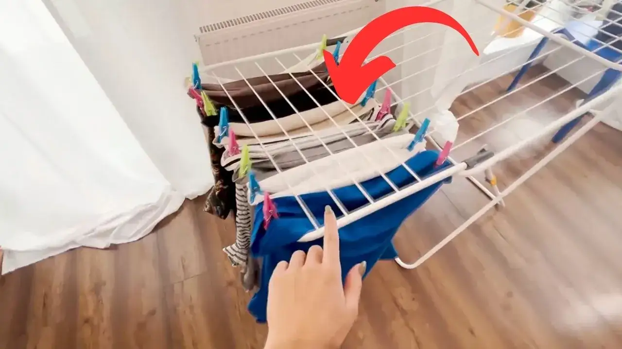 Zdjęcie Jak wieszać pranie na suszarce, aby uniknąć zagnieceń i zaoszczędzić miejsce
