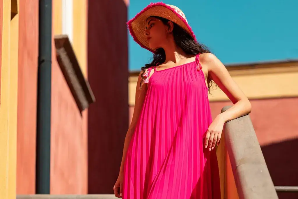 Zdjęcie Cómo combinar un vestido fucsia para lucir espectacular en cualquier ocasión