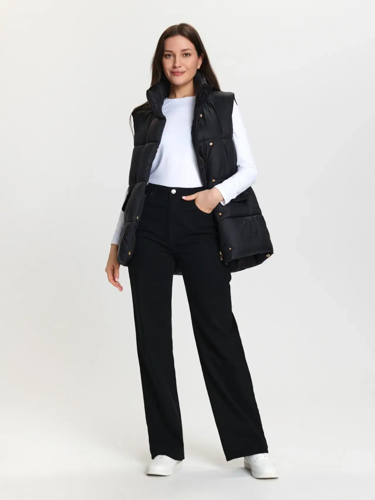 Zdjęcie Stylizacje z kamizelką puchową: 10 modnych outfitów na każdą okazję