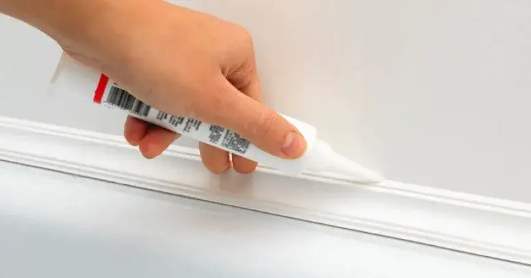 Zdjęcie Listwy przypodłogowe akryl czy silikon - który wybór jest lepszy?