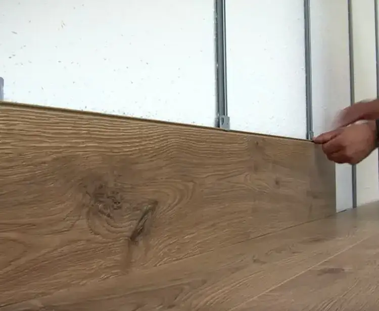 Zdjęcie Jak zamocować panele podłogowe na ścianie – proste metody i porady montażowe