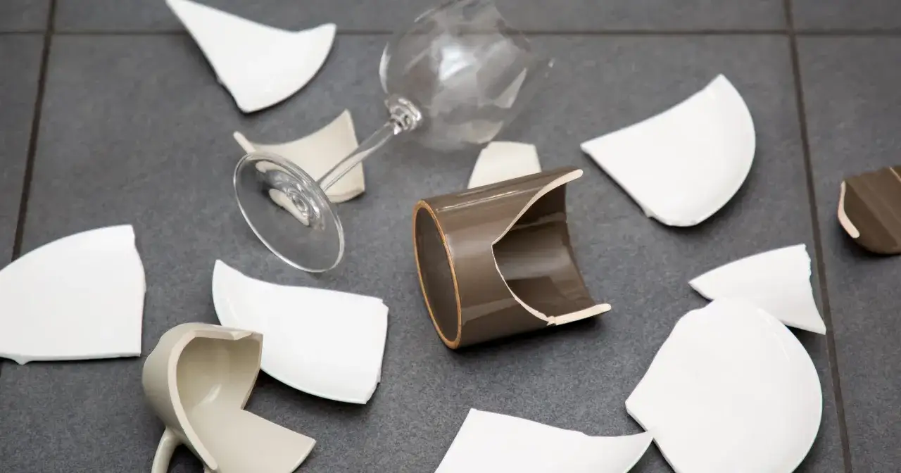 Zdjęcie Gdzie wyrzucić szklanki? Prosty sposób na prawidłową utylizację