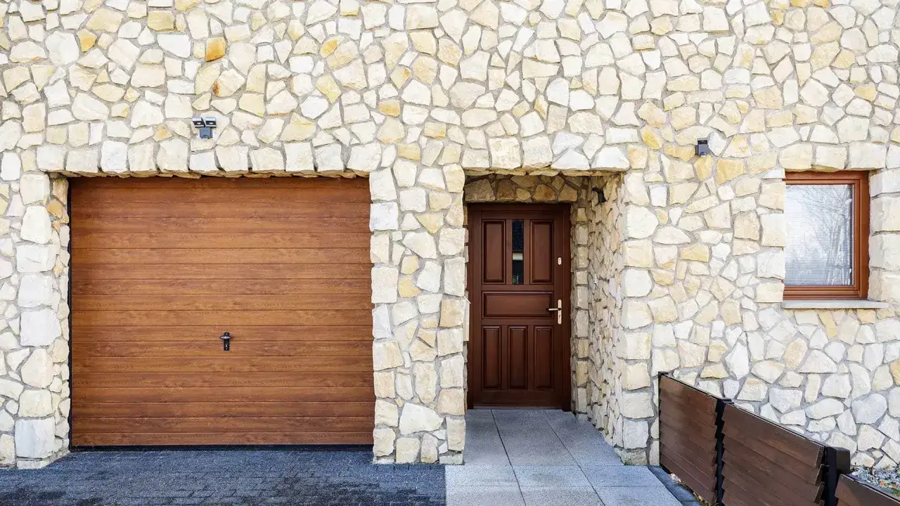 Zdjęcie Jaki kamień na elewację domu? Wybierz trwałe i estetyczne rozwiązania