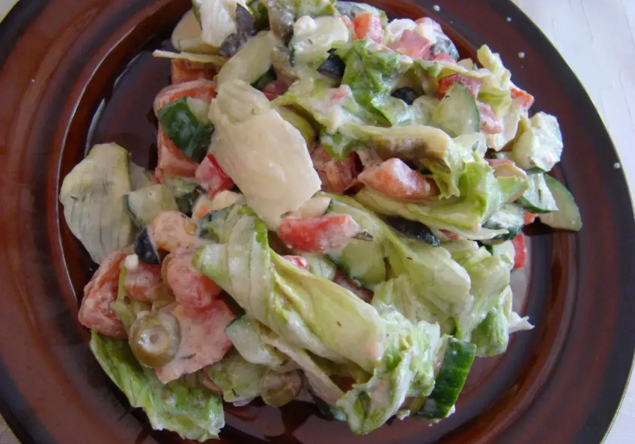 Zdjęcie Jak przygotować dietetyczną sałatkę grecką - prosty przepis na fit wersję