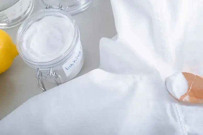 Zdjęcie Jak usunąć żółte plamy po odplamiaczu – skuteczne metody i porady