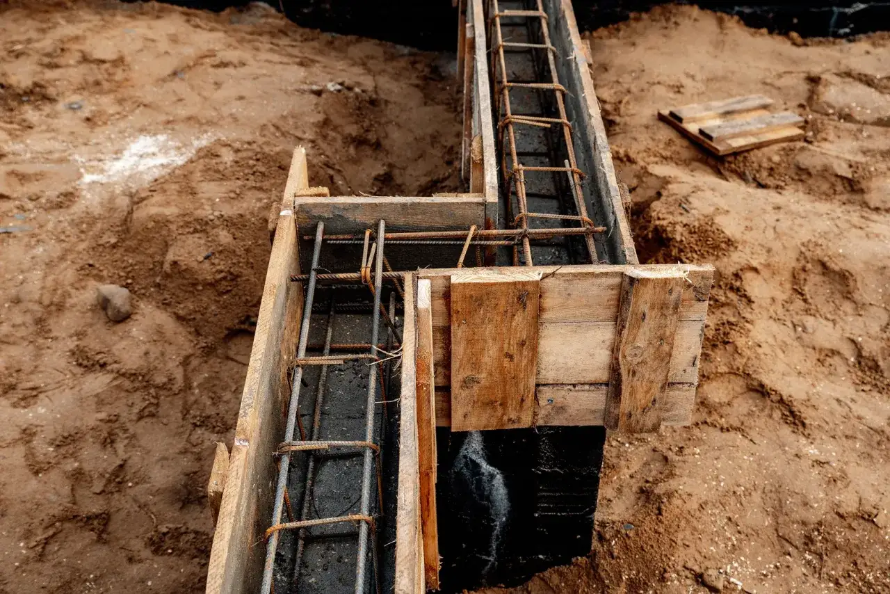 Zdjęcie Jakie Deski Najlepiej Sprawdzą Się w Szalunku Fundamentu?