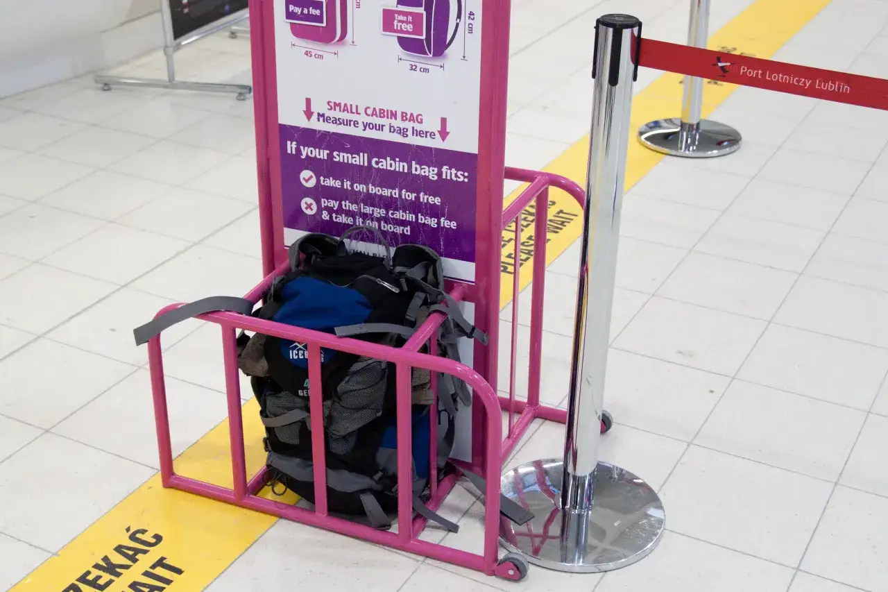 Zdjęcie Czy można przewozić jedzenie w bagażu podręcznym Wizz Air? Oto zasady